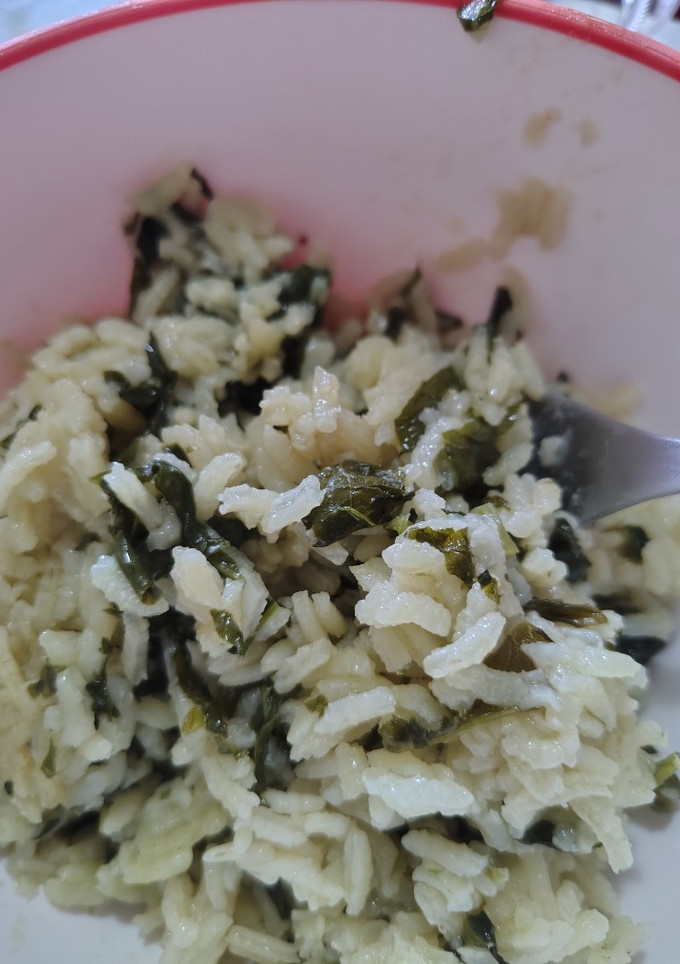 Una foto de Arroz perfecto con espinacas 😋😋😋