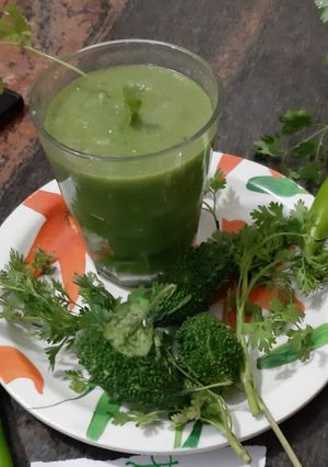 करेला लौकी का जूस (karela lauki ka juice recipe in hindi) रेसिपी मुख्य फोटो