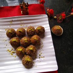 A picture of Leftover Roti dryfruits ladoo.