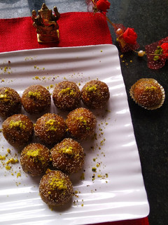A picture of Leftover Roti dryfruits ladoo.