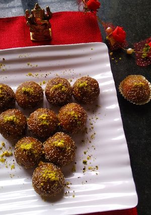 A picture of Leftover Roti dryfruits ladoo.