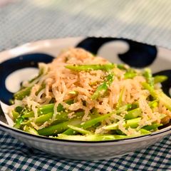 A picture of Mayo Asparagus with salty chili fish egg (Mentaiko).