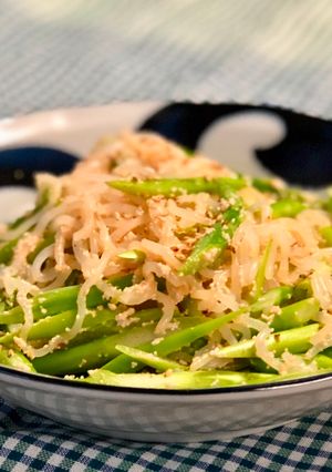 A picture of Mayo Asparagus with salty chili fish egg (Mentaiko).