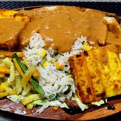 A picture of Grilled paneer sizzler with Makhni sauce.