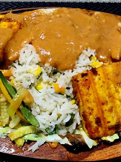 A picture of Grilled paneer sizzler with Makhni sauce.