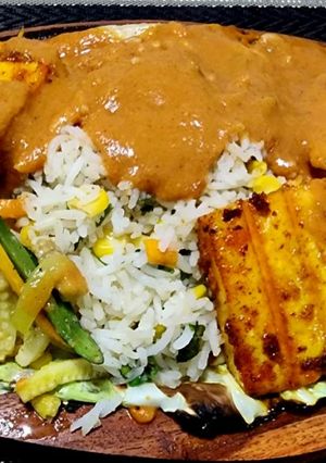 A picture of Grilled paneer sizzler with Makhni sauce.