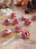 Sorpresa Pink Pasta (Pasta Fresh bentuk Fortune Cookies dengan buah Bit)