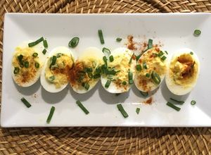Una foto de Huevos Endiablados "deviled eggs"