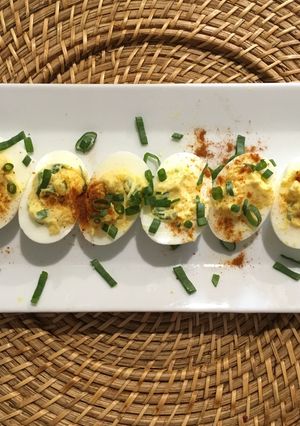 Una foto de Huevos Endiablados "deviled eggs"