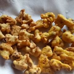 A picture of Crispy cauliflower pakoda.