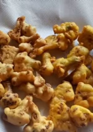 A picture of Crispy cauliflower pakoda.