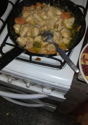 Una foto de Pollo con verduras