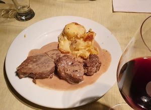 Una foto de Lomo a la pimienta negra con papas a la crema