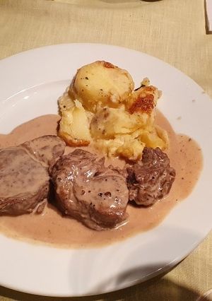 Una foto de Lomo a la pimienta negra con papas a la crema