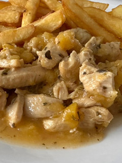 Una foto de Pollo al melocotón con fritas