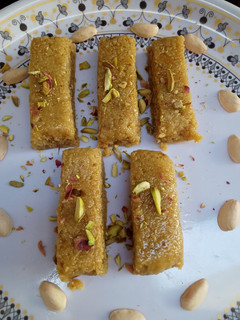 मिल्क केक (Milk Cake recipe in hindi) रेसिपी मुख्य फोटो