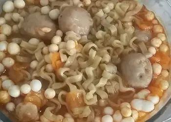 Mudah Cepat Memasak Mi kuah bakso rasa seblak jeletot dengan toping pilus tik tak Ala Warteg