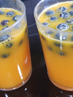 Una foto de Zumo de Naranjas y arándanos