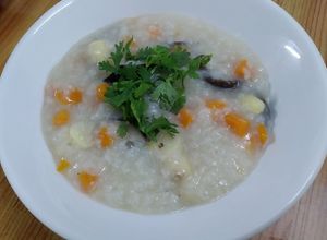 Hình của món Cháo hạt sen nấm hương.