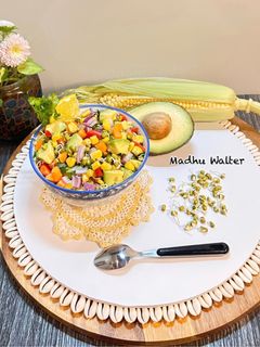 हरा मूंग अंकुरित मिक्स सब्जी हेल्दी सलाद (Green Moong Sprouted Mix Vegetable Healthy Salad) रेसिपी मुख्य फोटो