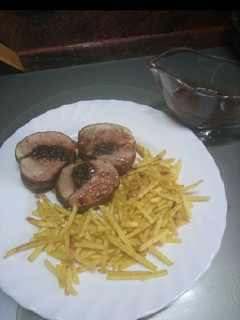 Una foto de Solomillo asado con ciruelas