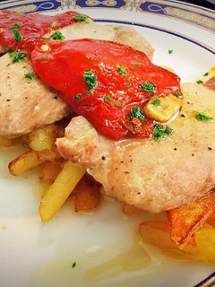 Una foto de Lomo de cerdo al horno con Pimientos de Piquillo confitados