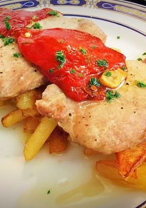 Una foto de Lomo de cerdo al horno con Pimientos de Piquillo confitados