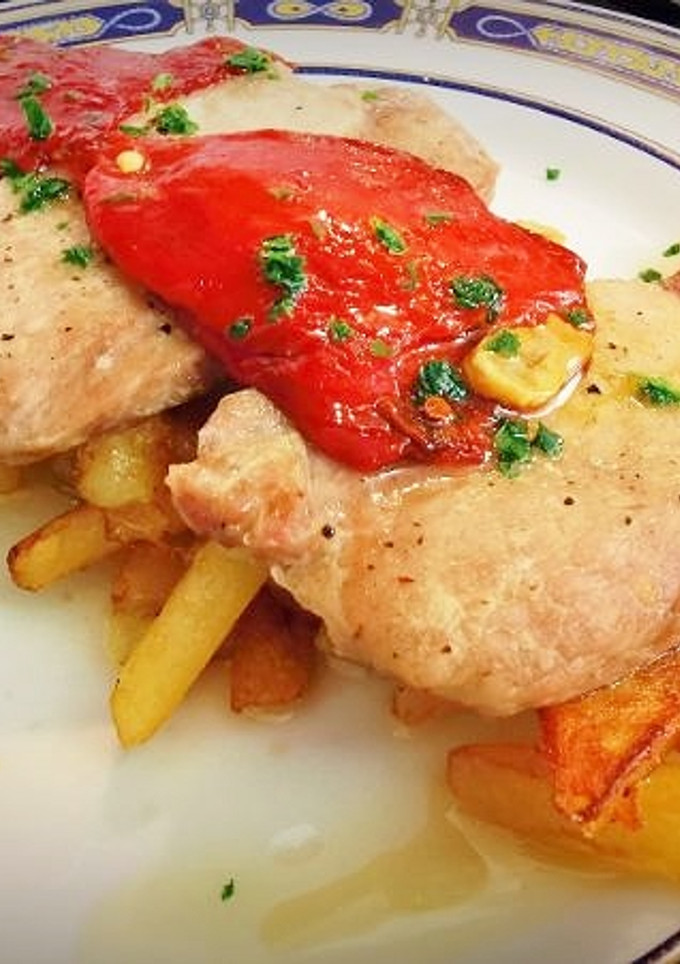 Una foto de Lomo de cerdo al horno con Pimientos de Piquillo confitados