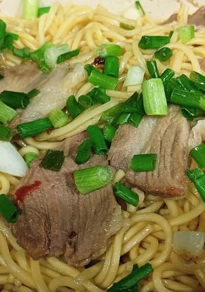 Hình của món Mì trứng xào thịt xá xíu.