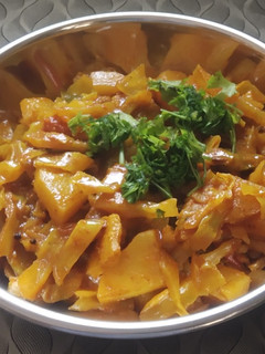 કોબી કેપ્સીકમ બટાકા નું શાક (Kobi Capsicum Bataka Shak Recipe In Gujarati) રેસીપી મુખ્ય ફોટો