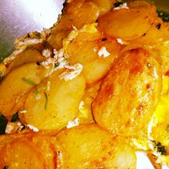 A picture of Eggs in Potato.