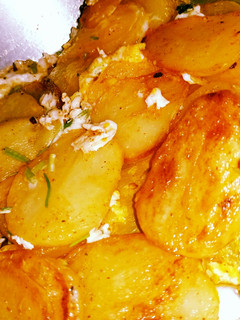 A picture of Eggs in Potato.