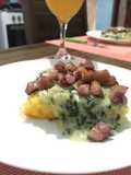 Espinacas a la crema sobre polenta grillada