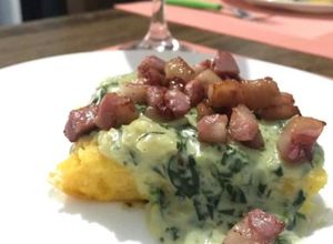 Una foto de Espinacas a la crema sobre polenta grillada