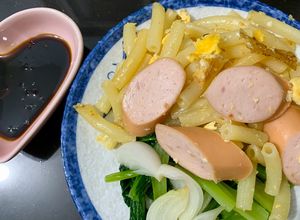 Hình của món Nui Xào Trứng & Xúc Xích.