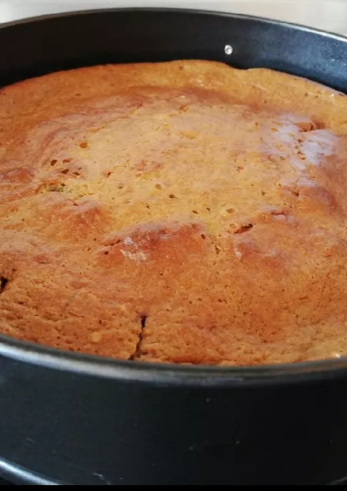 Una foto de Bizcocho de chocolate con plátanos y frutos rojos