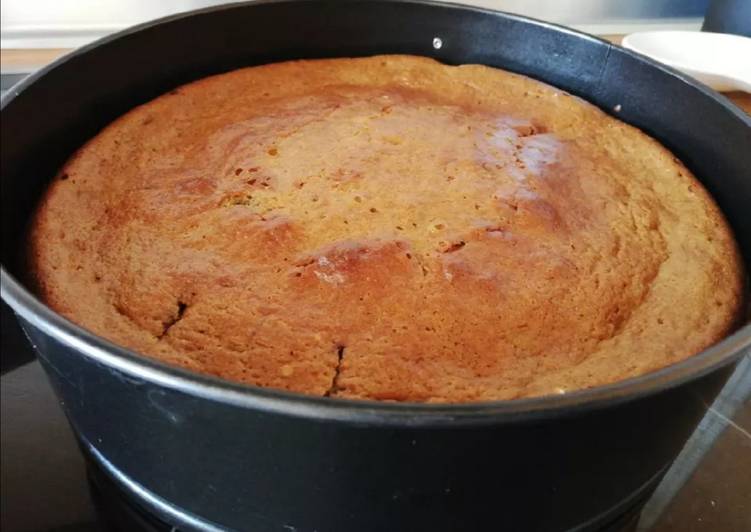 Bizcocho de chocolate con plátanos y frutos rojos