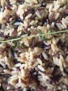 Una foto de Arroz salvaje crujiente con jengibre y pimentón🍚