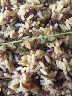 Una foto de Arroz salvaje crujiente con jengibre y pimentón🍚