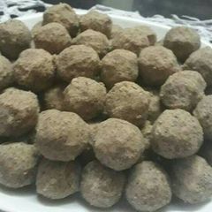 A picture of Alsi ke ladoo.