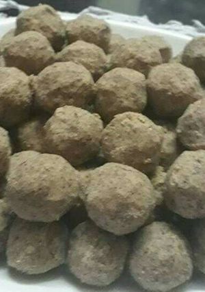 A picture of Alsi ke ladoo.