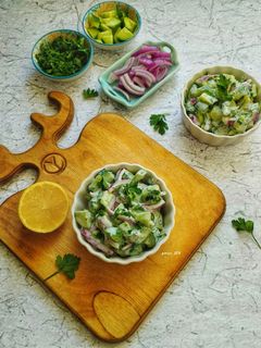 عکسی از دستور سالاد پیاز و خیار یونانی 🥒🧅☘️
