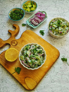 عکسی از دستور سالاد پیاز و خیار یونانی 🥒🧅☘️