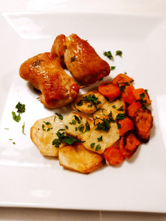 Una foto de Rollitos de pavo rellenos, patatas y zanahorias al perejil