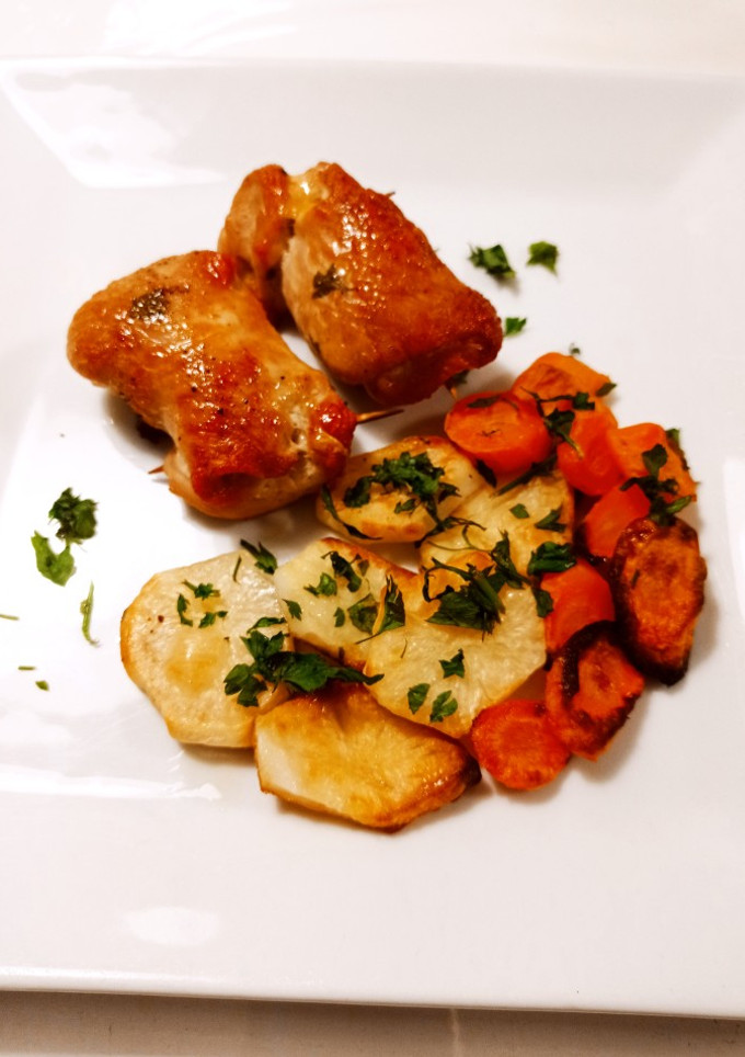 Una foto de Rollitos de pavo rellenos, patatas y zanahorias al perejil