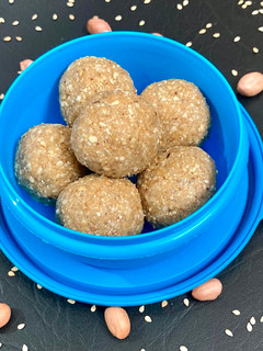 पौष्टीक लाडू (Paushtik Ladoo Recipe In Marathi) रेसिपी चे मुख्य फोटो