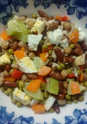 Una foto de Ensalada de legumbres, pollo y vegetales