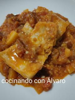 Una foto de Bacalao con chutney de tomate y manzana
