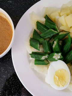 A picture of Gado Gado / Indonesian style salad with peanut sauce.