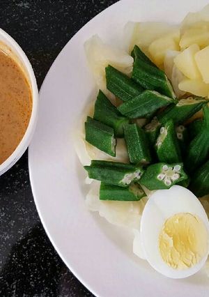 A picture of Gado Gado / Indonesian style salad with peanut sauce.